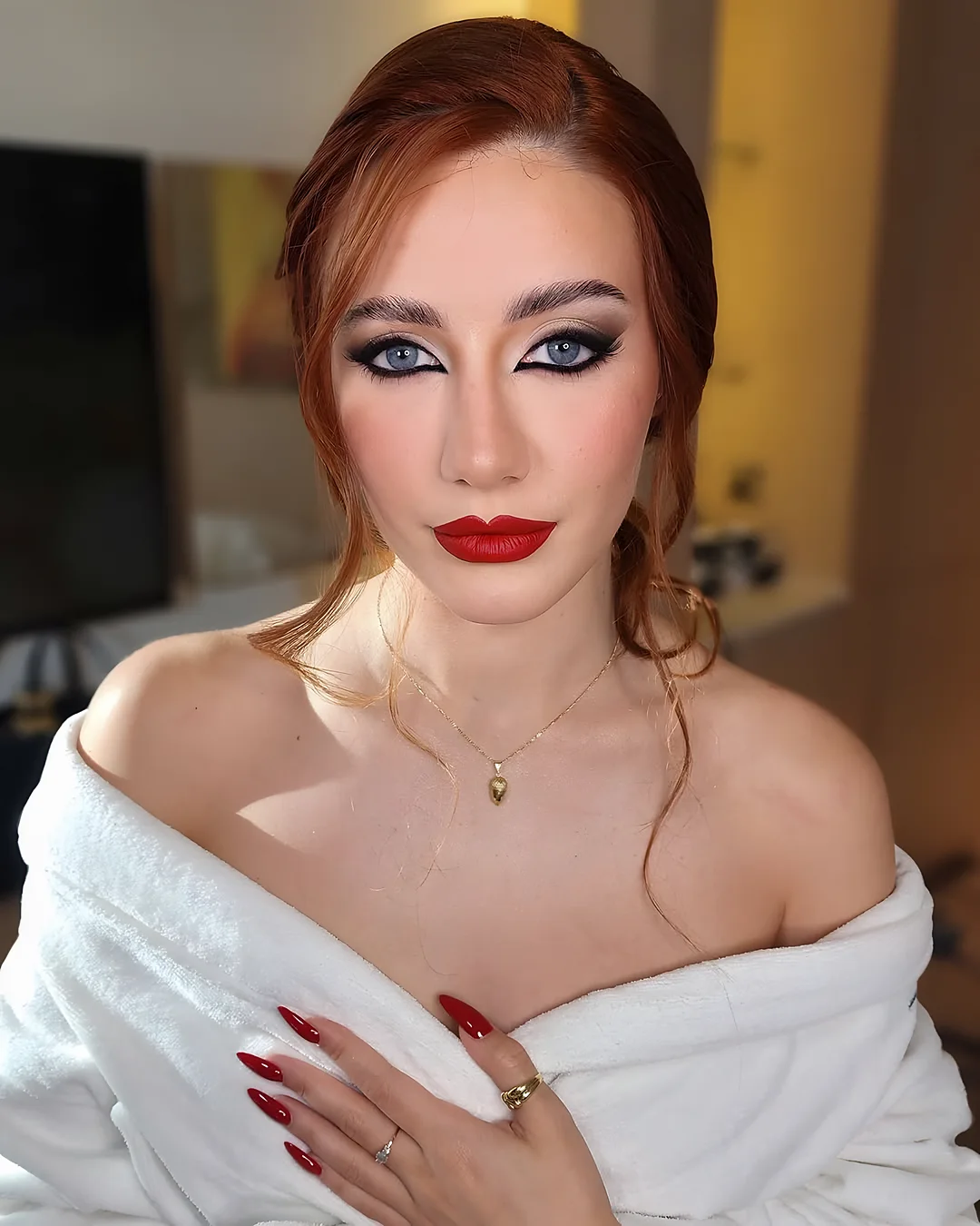 Classic red-lip glam